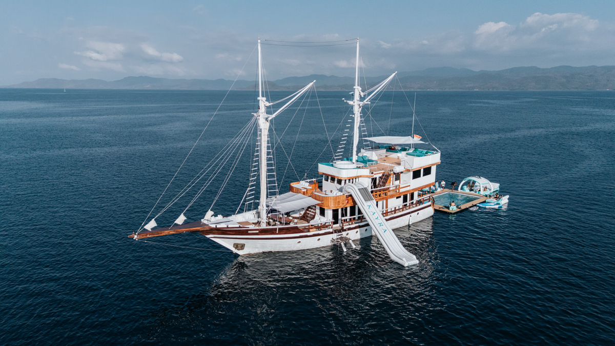 M/V KAYRA — navire phinisi indonésien traditionnel à l'ancre, vue aérienne